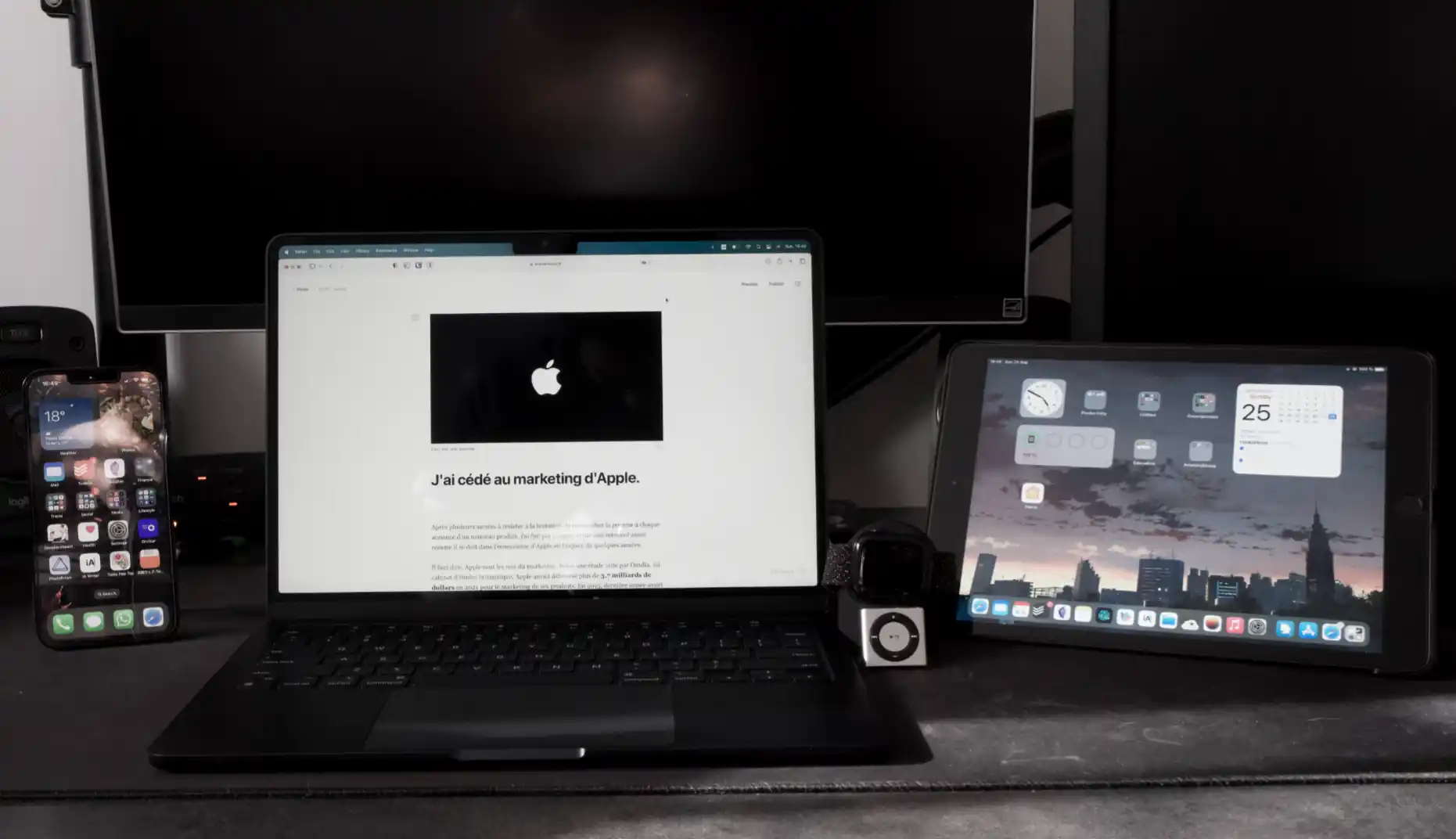Photo avec un iPhone 13, Macbook Air, Apple Watch, iPod Shuffle et un iPad