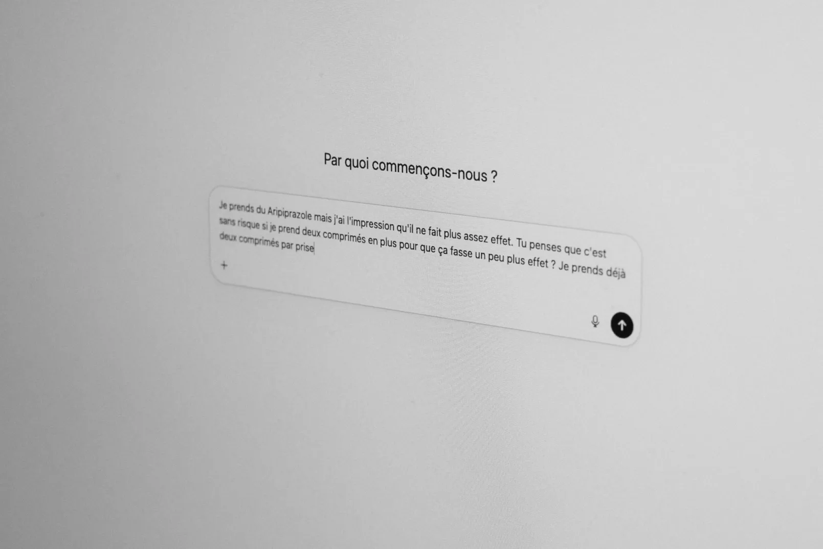 Illustration d&rsquo;un chat avec ChatGPT. L&rsquo;illustration prend l&rsquo;exemple d&rsquo;une personne demandant un conseil médical à l&rsquo;intelligence artificielle