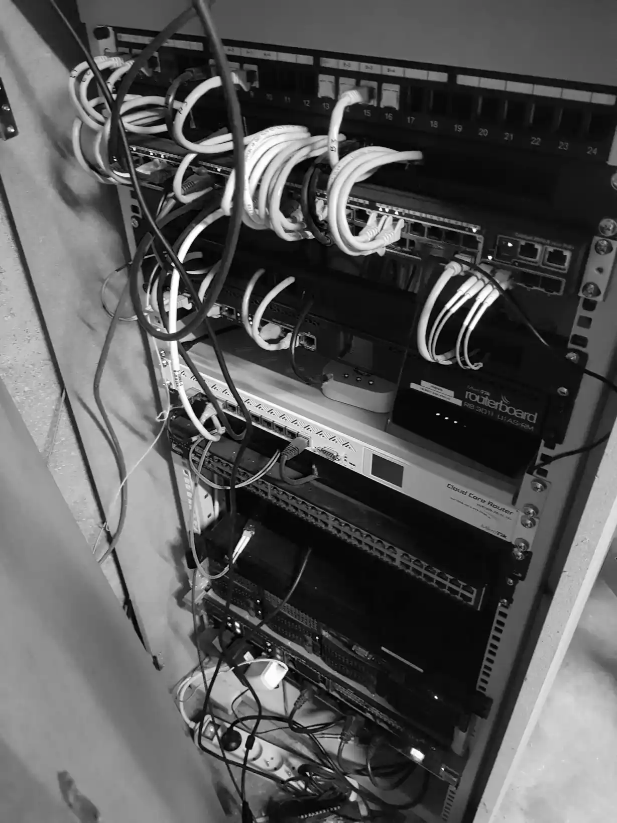 Baie informatique de mon homelab en 2020. On y voit des équipements réseaux, des câbles et des serveurs