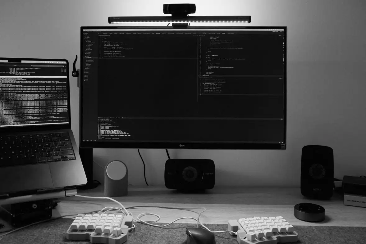 Un espace de travail avec un écran affichant du code